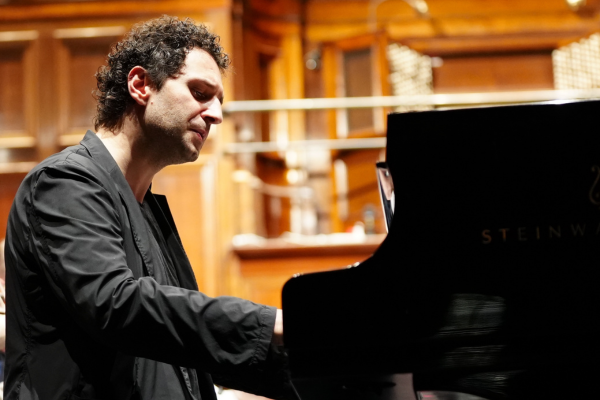Stefan Cassomenos at the piano
